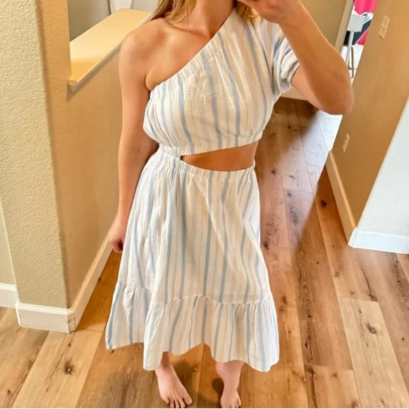 And now this off the shoulder dress - Picture 4 of 12